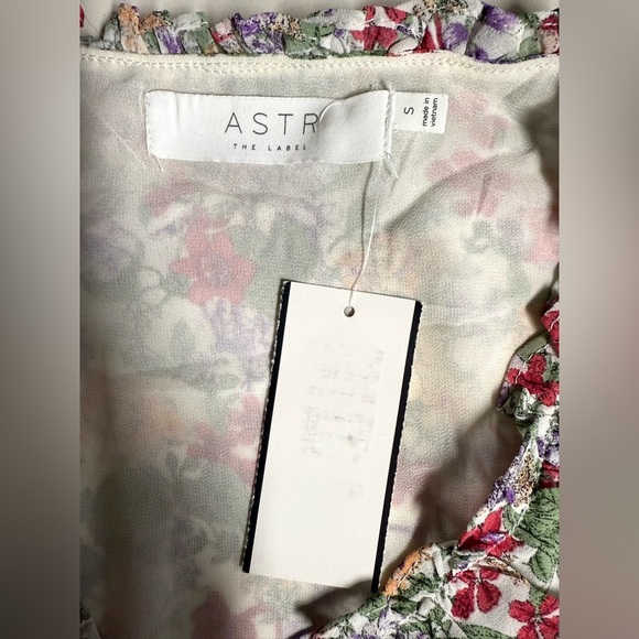 ASTR Cream and Pink Floral smocked surplice top size S - Picture 10 of 13